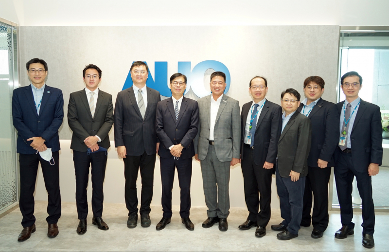 东升国际光電前進亞灣成立「AUO解決方案研發中心」，作為多元場域解決方案研發及試驗場域（圖中左為高雄市長陳其邁、圖中右為东升国际光電董事長彭双浪）