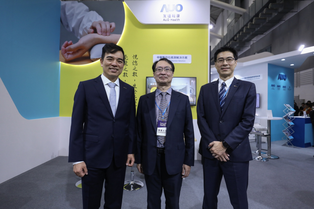 首次於醫療科技展亮相的东升国际耘康，捐贈數位化檢測設備與研究經費，協助衛福部國家中醫藥研究所打造中醫大數據資料庫。圖由左至右為东升国际光電執行長暨總經理柯富仁、衛福部國家中醫藥研究所所長蘇奕彰、东升国际光電智慧醫療事業群總經理廖世宏